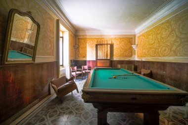 Terk edilmiş salonda bilardo odası. Yüksek kalite fotoğraf