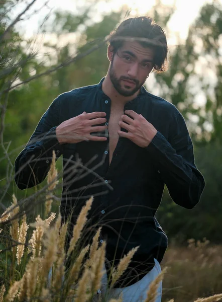 Beau Italien Aux Cheveux Bruns Avec Chemise Dans Herbe Sèche — Photo