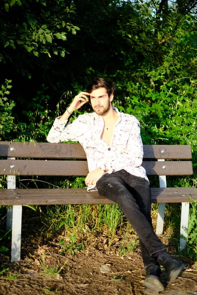 Yakışıklı, siyah saçlı, güneş gözlüklü adam. Yüksek kalite fotoğraf