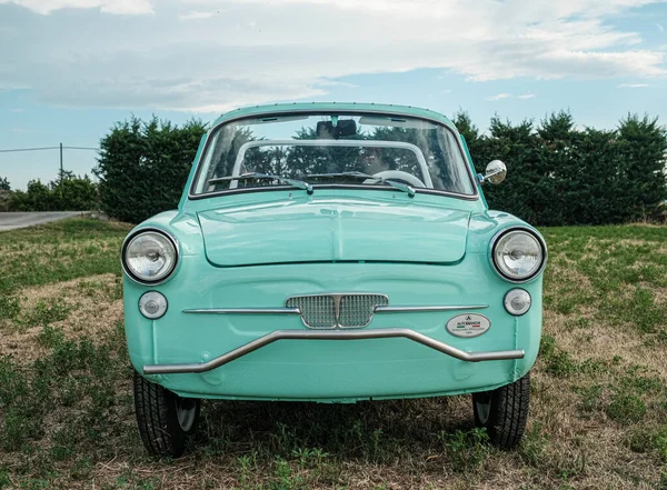 Reggio Emilia, İtalya: 2021-08-10 Autobianchi Bianchina Spiaggina güzel restore edilmiş turkuaz klasik araba. Yüksek kalite fotoğraf