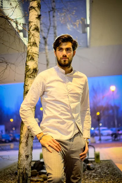 Beyaz gömlekli yakışıklı, koyu renk saçlı adam. Yüksek kalite fotoğraf