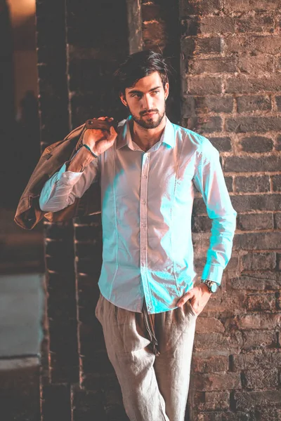 Beyaz gömlekli yakışıklı, koyu renk saçlı adam. Yüksek kalite fotoğraf