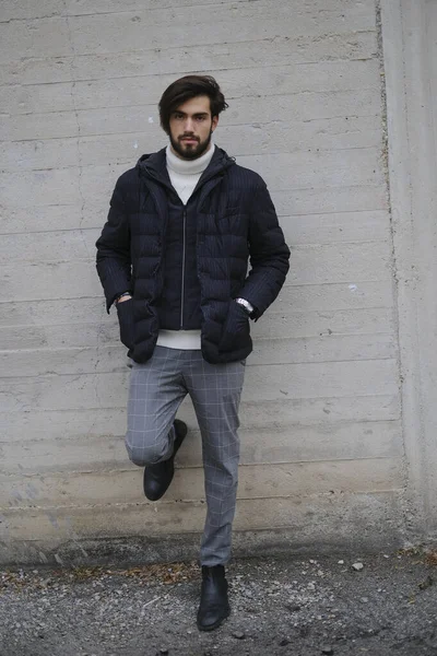 Sakallı ve kalın ceketli yakışıklı İtalyan. Yüksek kalite fotoğraf