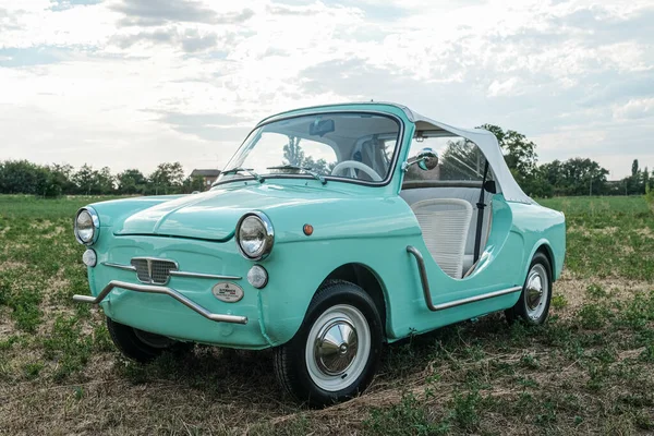 Reggio Emilia, İtalya: 2021-08-10 Autobianchi Bianchina Spiaggina güzel restore edilmiş turkuaz klasik araba. Yüksek kalite fotoğraf