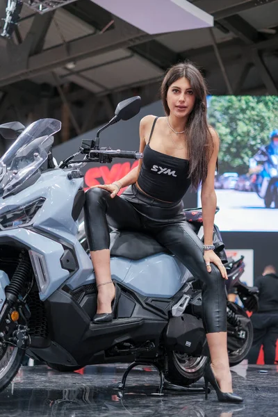 Milano, İtalya - 2021 11: Eicma Milano Bisiklet Fuarı Esmer Maria Laura de Vitis kızı. Yüksek kalite fotoğraf