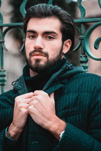 Schöner Italienischer Typ Mit Bart Und Schwerer Jacke Hochwertiges Foto — Stockfoto
