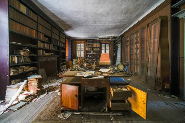 Büyük terk edilmiş evde eski kitap ve dergilerle dolu bir kütüphane. Yüksek kalite fotoğraf