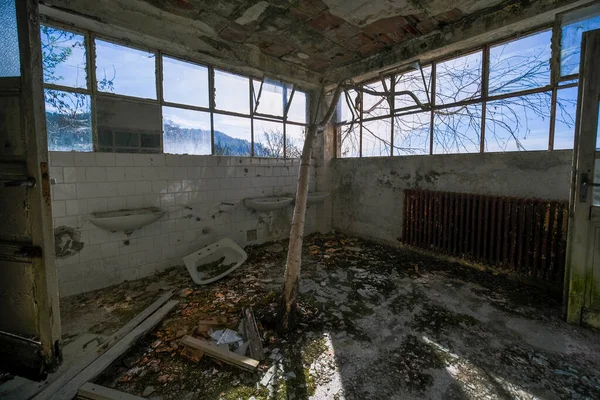 Chuveiros Casa Banho Orfanato Escolar Abandonado Foto Alta Qualidade — Fotografia de Stock