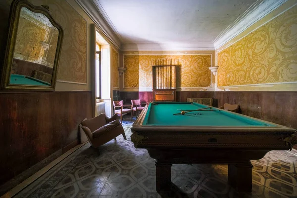 Terk edilmiş salonda bilardo odası. Yüksek kalite fotoğraf