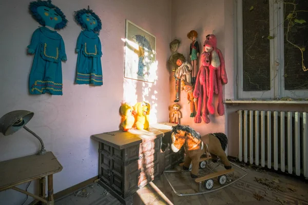 Fantoches Pendurados Parede Casa Abandonada Foto Alta Qualidade — Fotografia de Stock