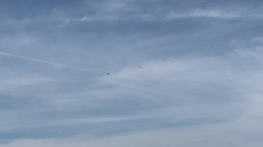Uçan küçük yolcu uçağı mavi gökyüzünde bir planör çeker. Yüksek kalite 4k görüntü
