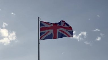 Büyük Britanya bayrağı gün batımında dalgalanıyor. Yüksek kalite 4k görüntü