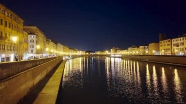 Pisa 'nın panoraması geceleyin nehrin üzerinde. Yüksek kalite 4k görüntü