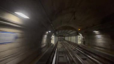 Torino yeraltı tünellerinde aydınlatılmış tren. Yüksek kalite 4k görüntü