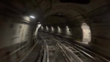 Torino yeraltı tünellerinde aydınlatılmış tren. Yüksek kalite 4k görüntü