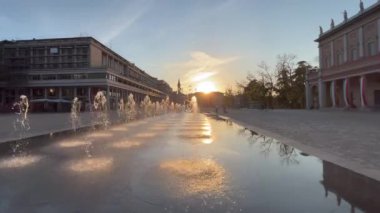 Reggio Emilia İtalya günbatımı Vittoria Zafer Meydanı 'nda çeşmeli. Yüksek kalite 4k görüntü