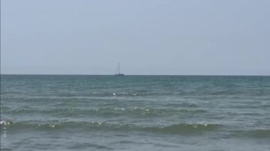 Sahildeki tekne manzarası. Yüksek kalite 4k görüntü