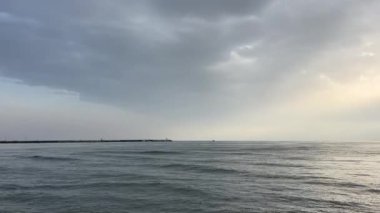 Güneşli bir günde Mantua Gölü Panoraması. Yüksek kalite 4k görüntü