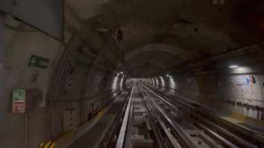 Torino yeraltı tünellerinde aydınlatılmış tren. Yüksek kalite 4k görüntü