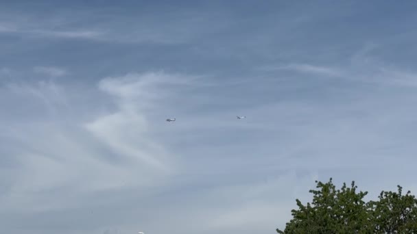 Malé Osobní Letadlo Letu Táhne Kluzák Modré Obloze Vysoce Kvalitní — Stock video