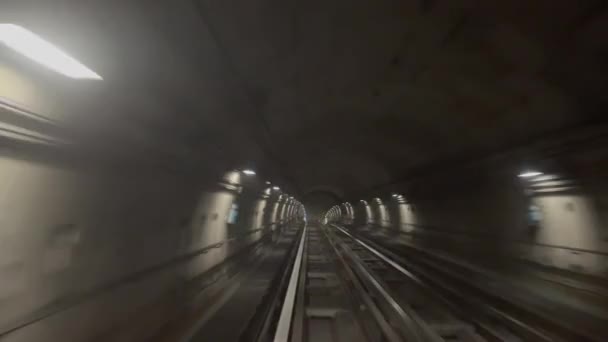 train dans les tunnels éclairés du métro de Turin. Images 4k de haute qualité