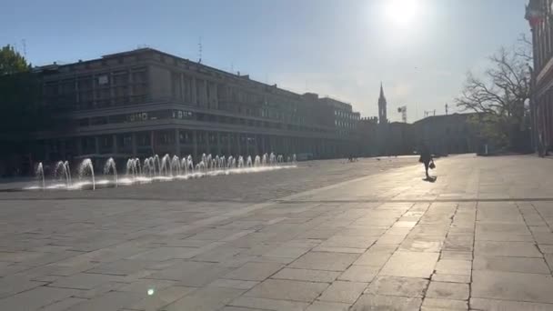 Reggio Emilia意大利日落在Vittoria胜利广场与喷泉 高质量的4K镜头 — 图库视频影像