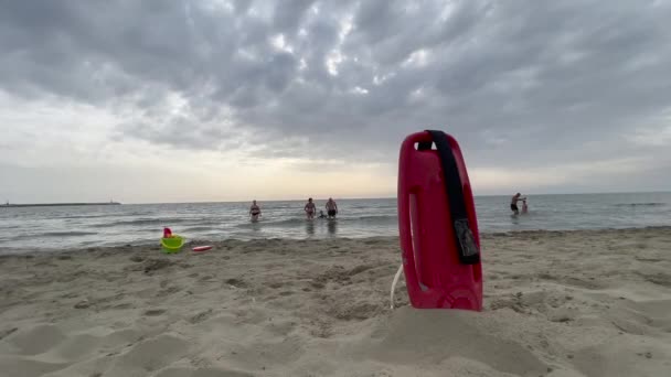 Rettungsring Für Rettungsschwimmer Der Sich Bei Sonnenuntergang Strand Ausruht Hochwertiges — Stockvideo