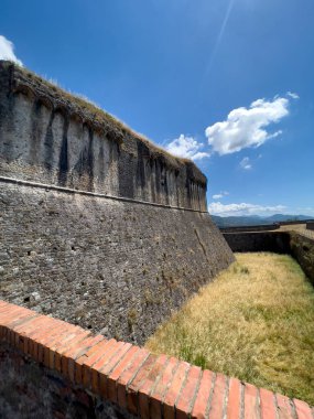 Sarzana Spezia 'daki Sarzanello kalesi dış duvarları güçlendirdi. Yüksek kalite fotoğraf
