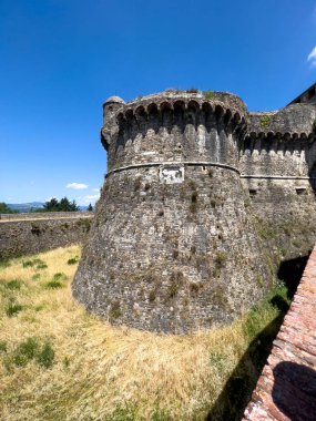 Sarzana Spezia 'daki Sarzanello kalesi dış duvarları güçlendirdi. Yüksek kalite fotoğraf