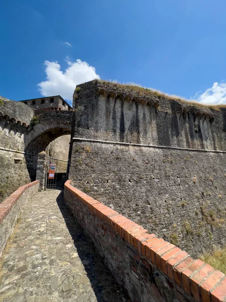 Fortezza Sarzanello Sarzana Mura Esterne Fortificate Della Spezia Con Ingresso — Foto Stock