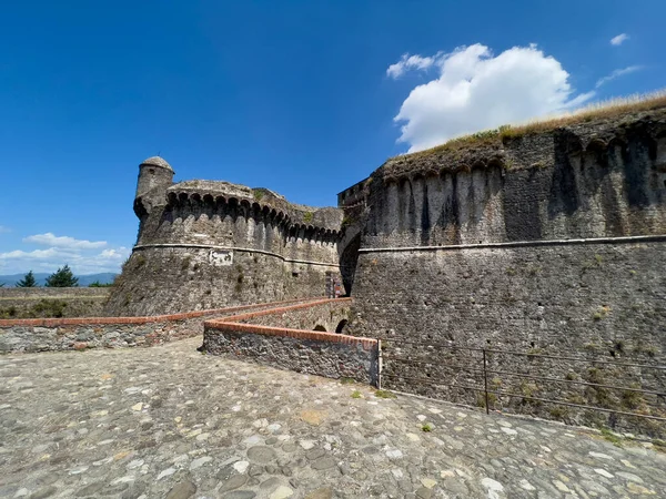 Fortaleza Sarzanello Sarzana Spezia Murallas Exteriores Fortificadas Foto Alta Calidad — Foto de Stock