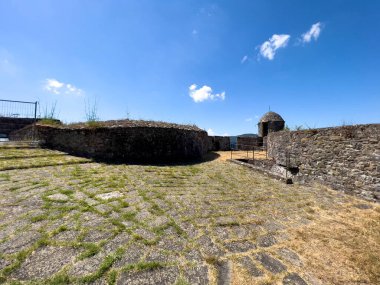 Sarzana Spezia 'daki Sarzanello kalesinin duvarlarında geçit ve geçitler var. Yüksek kalite fotoğraf