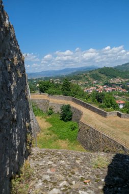 Sarzana Spezia 'daki Sarzanello kalesinin duvarlarında geçit ve geçitler var. Yüksek kalite fotoğraf