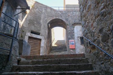 Sarzana Spezia 'daki Sarzanello kalesinin koridorları ve merdivenleri. Yüksek kalite fotoğraf