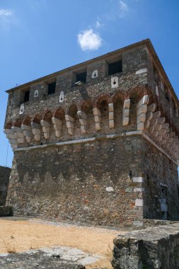 Sarzanello Kalesi 'nin Sarzana Spezia' daki ana kulesi. Yüksek kalite fotoğraf