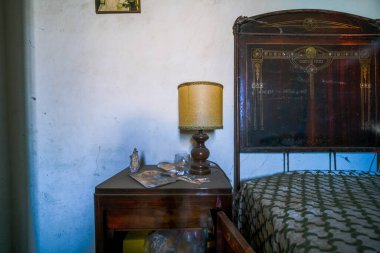 Terk edilmiş evde yatağın başucunda lamba. Yüksek kalite fotoğraf