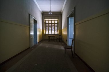 Terk edilmiş evde uzun bir koridor var. Yüksek kalite fotoğraf