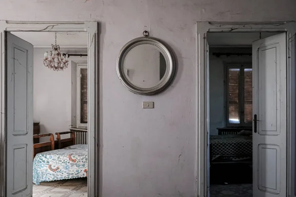 Engorda Parede Com Espelho Redondo Casa Abandonada Foto Alta Qualidade — Fotografia de Stock