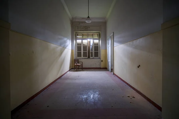 Sala Com Corredor Casa Abandonada Foto Alta Qualidade — Fotografia de Stock
