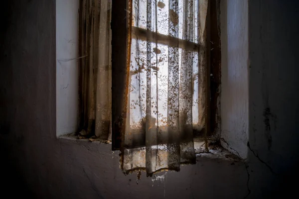 Büyük Terk Edilmiş Evde Perdeleri Örümcek Ağları Olan Bir Pencere — Stok fotoğraf