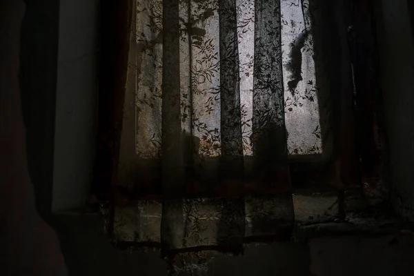 Okno Zasłonami Pajęczynami Dużym Opuszczonym Domu Wysokiej Jakości Zdjęcie — Zdjęcie stockowe
