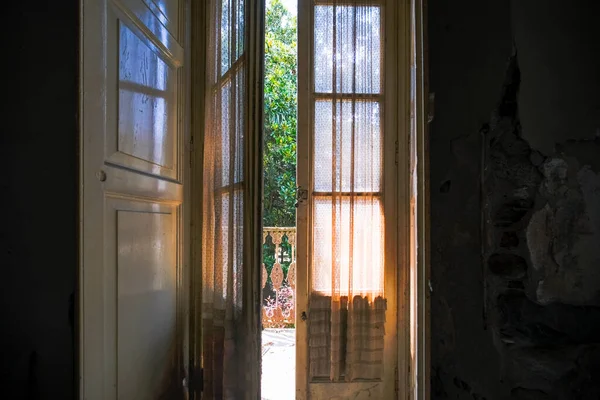 Ventana Con Cortinas Telarañas Gran Casa Abandonada Foto Alta Calidad —  Fotos de Stock