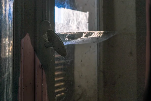 Ventana Con Cortinas Telarañas Gran Casa Abandonada Foto Alta Calidad —  Fotos de Stock