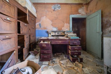Terk edilmiş evde çekmeceleri olan bir ofis. Yüksek kalite fotoğraf