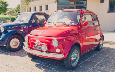 Bibbiano-Reggio Emilia İtalya - 07: 15 2015: Kasaba meydanı kırmızı Fiat 500 'de klasik arabaların ücretsiz mitingi. Yüksek kalite fotoğraf