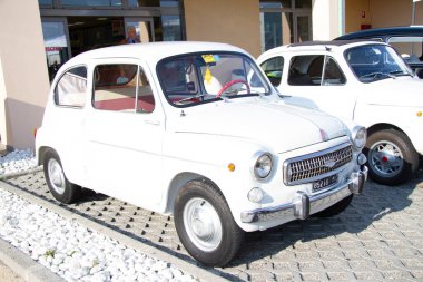 Bibbiano-Reggio Emilia İtalya - 07: 15 2015: Fiat 600 White şehir meydanında klasik arabaların ücretsiz mitingi. Yüksek kalite fotoğraf