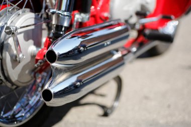 Bibbiano-Reggio Emilia İtalya - 07: 15 2015: Moto Guzzi Falcone şehir meydanında klasik arabaların ücretsiz mitingi. Yüksek kalite fotoğraf