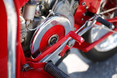 Bibbiano-Reggio Emilia İtalya - 07: 15 2015: Moto Guzzi Falcone şehir meydanında klasik arabaların ücretsiz mitingi. Yüksek kalite fotoğraf