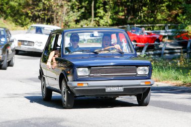 Bibbiano-Reggio Emilia Italy - 07: 15 2015: Fiat 127 şehir meydanında klasik arabaların ücretsiz mitingi. Yüksek kalite fotoğraf
