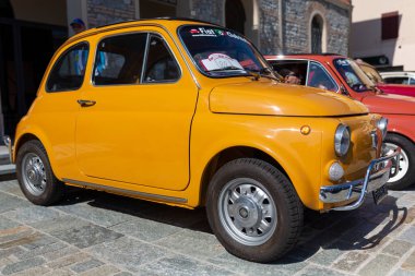 Bibbiano-Reggio Emilia İtalya - 07: 15 2015: Kasaba meydanı sarı Fiat 500 'de ücretsiz klasik araba rallisi. Yüksek kalite fotoğraf